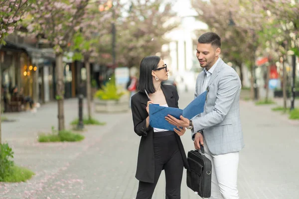 Twee Zakenmensen Hebben Een Gesprek Nieuwe Plannen — Stockfoto