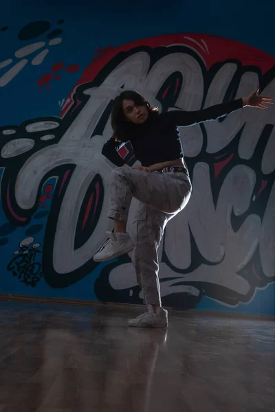 Breakdance Yapan Çekici Genç Bir Kadın Graffiti Arka Planı Üzerinden — Stok fotoğraf