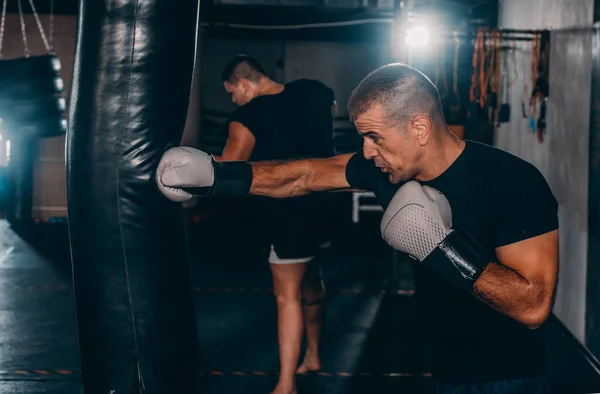 Joven Boxeador Entrenando Sacos Boxeo Gimnasio Entrenamiento Boxeador Caucásico Con — Foto de Stock