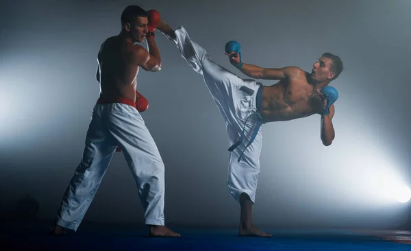 Hombre Kimono Con Cinturón Rojo Haciendo Patada Delantera Sobre Fondo — Foto de Stock