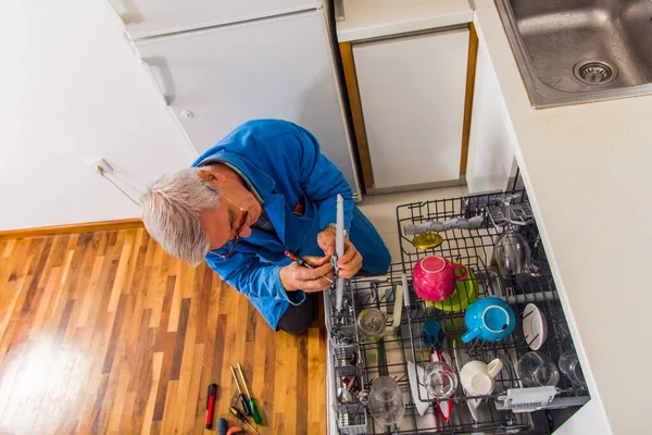 Handyman Abre Máquina Lavavajillas Cocina Blanca —  Fotos de Stock