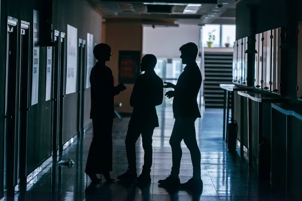 Silhouetten Von Geschäftsleuten Stehen Einem Firmengebäude — Stockfoto