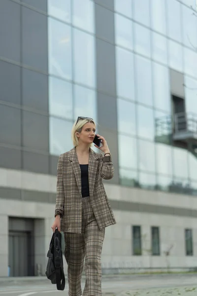 Kadını Şirketle Ilgili Bir Konuşma Yaparken Yürüyor — Stok fotoğraf