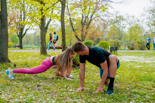 Sporty Miejskie Młoda Para Robi Rozgrzewkę Przed Bieganiem Parku Piękny — Zdjęcie stockowe