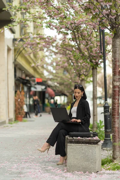 Ελκυστική Επιχειρηματίας Εργάζεται Για Laptop Της Ενώ Κάθεται Στον Πάγκο — Φωτογραφία Αρχείου