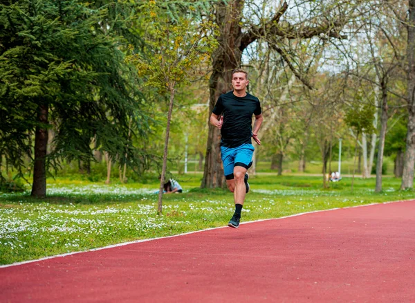 Laufsport Ein Läufer Sprintet Draußen Der Natur Fit Muskulöse Männliche — Stockfoto