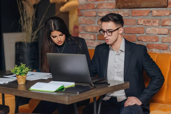 Jóvenes Empresarios Exitosos Compartiendo Ideas Sonriendo Mientras Trabajan Juntos Proyecto — Foto de Stock