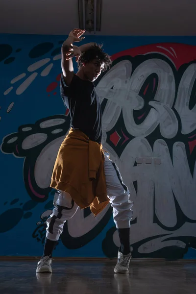 Africano Americano Hip Hop Dançarino Breakdancer Realizando Sobre Fundo Grafite — Fotografia de Stock