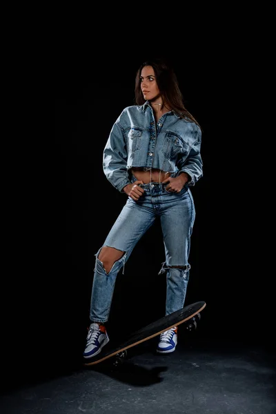 Portret Van Een Aantrekkelijk Trendy Meisje Blauw Denim Jasje Gescheurde — Stockfoto