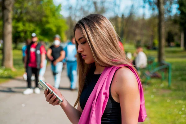 Eine Blonde Frau Surft Mit Ihrem Smartphone Internet — Stockfoto