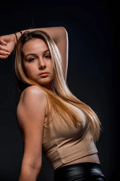 Retrato Uma Bela Mulher Elegante Posando Contra Fundo Preto — Fotografia de Stock