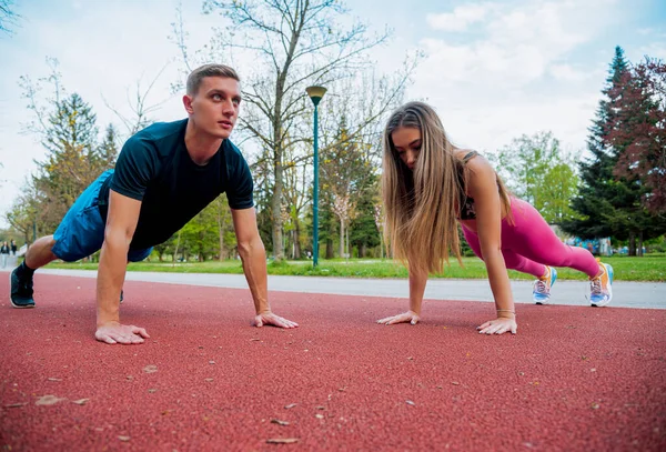 Esportes Urbanos Jovem Casal Está Fazendo Aquecimento Antes Correr Parque — Fotografia de Stock