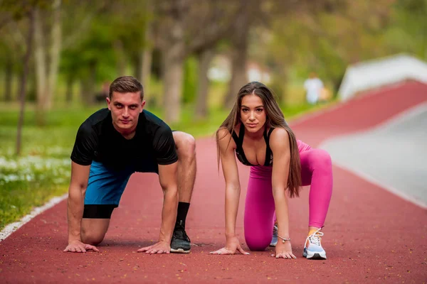 Casal Atraente Preparando Para Corrida Área Parque Cidade Treinamento Exercício — Fotografia de Stock