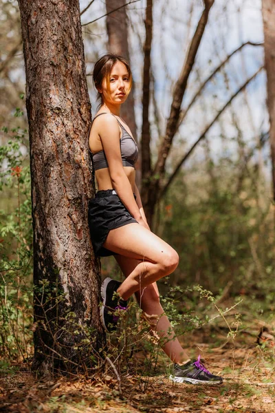 Retrato Uma Linda Jovem Corredora Floresta — Fotografia de Stock