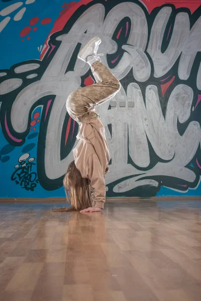 Fiatal Gyönyörű Táncos Pózol Stúdió Háttere — Stock Fotó