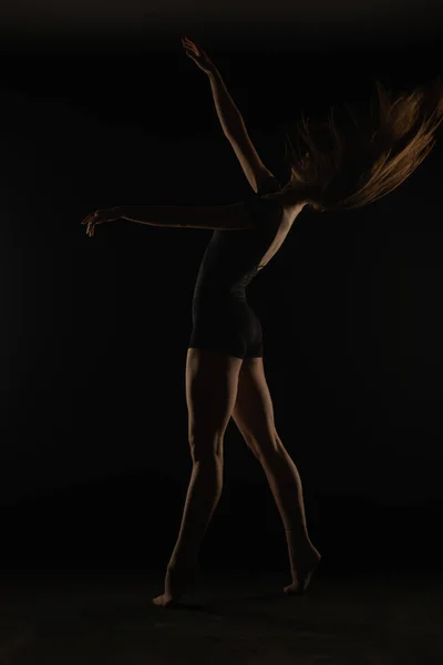 Vrouwelijke Ballerina Silhouet Staat Tiptoe Tijdens Het Buigen Terug — Stockfoto