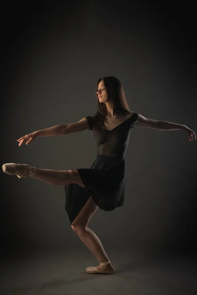 Elegante Bailarina Zapatos Puntiagudos Mantiene Una Postura Perfecta Mientras Equilibra —  Fotos de Stock