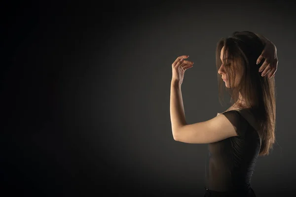 Elegante Bailarina Está Dançando Com Braços Enquanto Posando — Fotografia de Stock