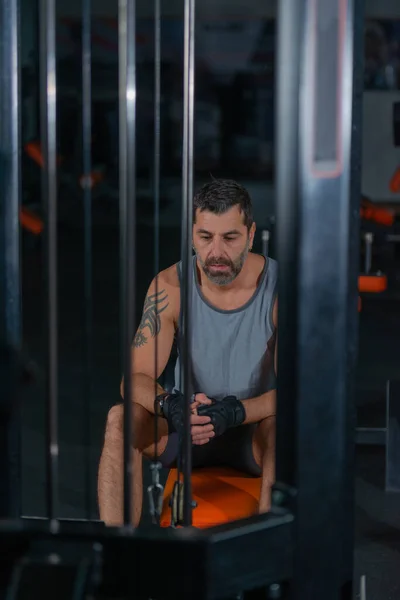Τοποθετήστε Ώριμος Άνθρωπος Στηρίζεται Μεταξύ Των Ασκήσεων Ένα Γυμναστήριο — Φωτογραφία Αρχείου