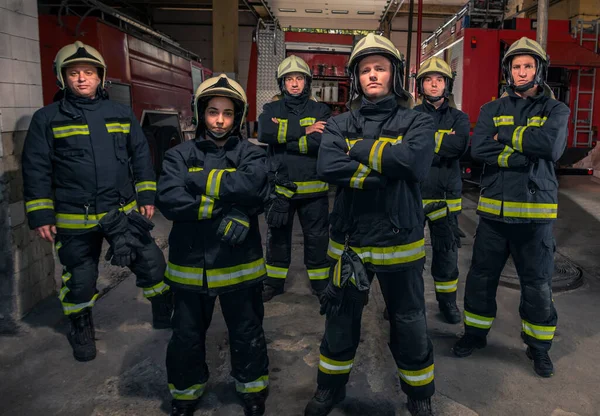 Ομάδα Πυροσβεστών Που Στέκονται Σταυρωμένα Χέρια Πυροσβέστες Έτοιμοι Για Υπηρεσία — Φωτογραφία Αρχείου