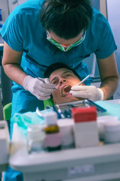 Dentiste Examine Les Dents Adolescent Dans Chaise Dentiste Cabinet Dentaire — Photo