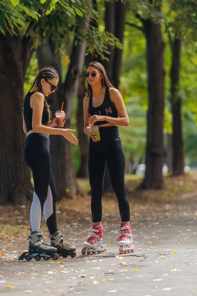 天気の良い日に公園でスポーツウェアローラーブレードの2人の女性 — ストック写真