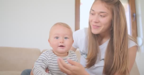 Mooi Stel Speelt Met Baby Zodat Luier Kunnen Verschonen — Stockvideo