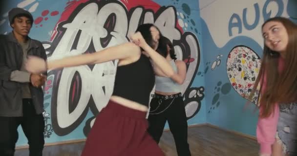 Kvinnlig Dansare Avslutar Sin Dansträning Mitt Cirkeln — Stockvideo