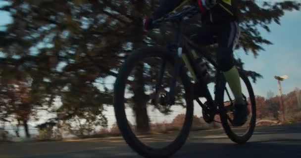 Homem Adulto Andar Bicicleta Nas Montanhas Durante Dia — Vídeo de Stock