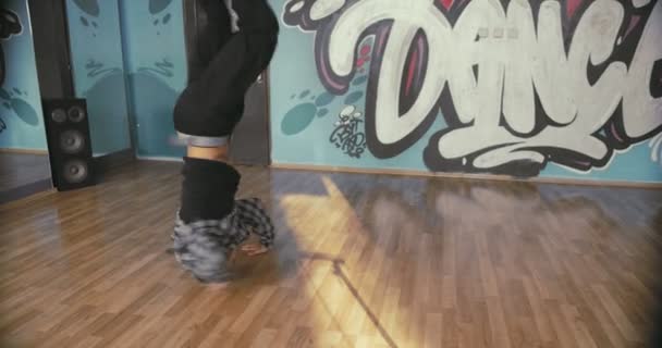 Tänzer Zeigt Seine Schwierigen Und Komplexen Tanzschritte — Stockvideo