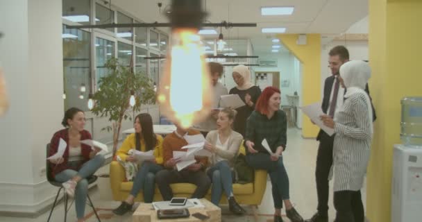 Gruppe Multiethnischer Mitarbeiter Präsentiert Sich Erfolgreich Mit Ihrem Chef Büro — Stockvideo
