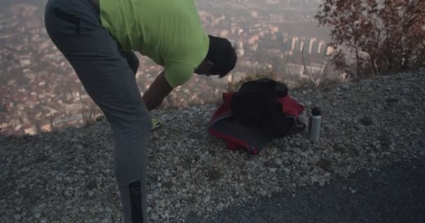 Senderista Adulto Haciendo Deporte Alto Las Montañas — Vídeos de Stock