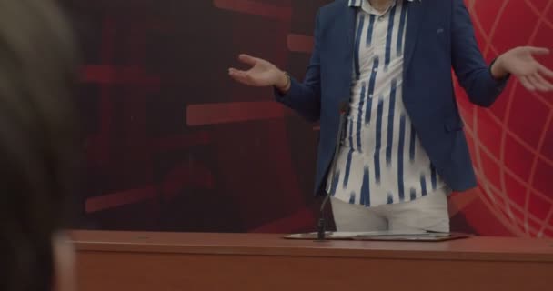 Joven Político Practicando Discurso Con Gestos — Vídeo de stock