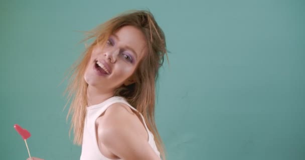 Gadis Cantik Dan Menarik Tertawa Saat Begitu Menggoda Dengan Lolipop — Stok Video