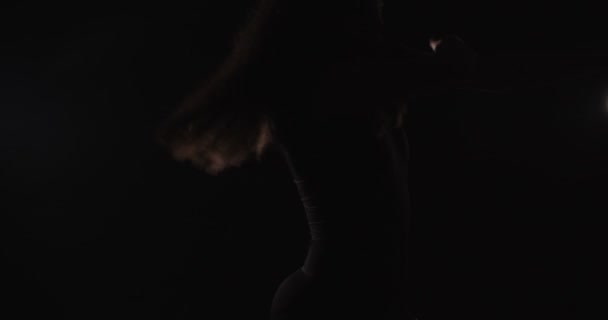 Ballerina Mit Fließenden Bewegungen Studio Auf Dunklem Hintergrund Silhouette — Stockvideo