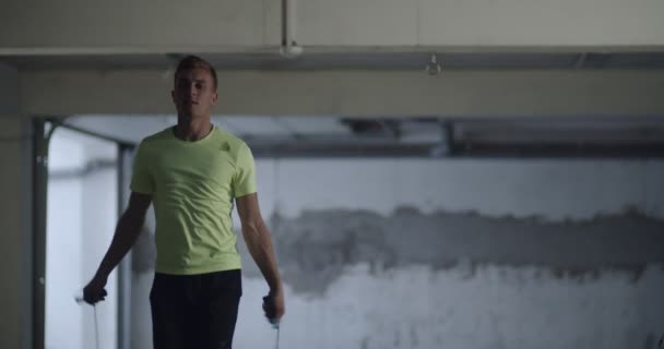 Jovem Exercitando Com Cordas Salto Dentro Uma Garagem — Vídeo de Stock