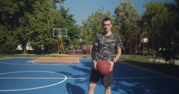 Veteraan Basketbalspeler Toont Basketbal Voor Het Spel Spelen — Stockvideo