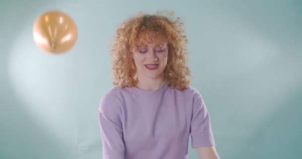 Tatlı Tatlı Kız Balonları Yakalar Onlarla Oynamaya Başlar — Stok video