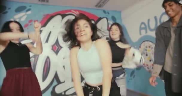 Tanzgruppe Übt Gemeinsam Studio — Stockvideo