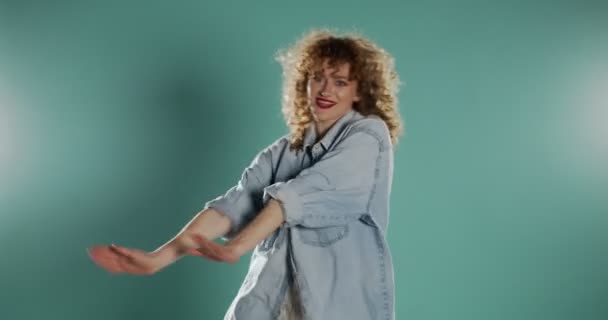 穿牛仔裤的女孩孤身一人跳蓝色舞 — 图库视频影像