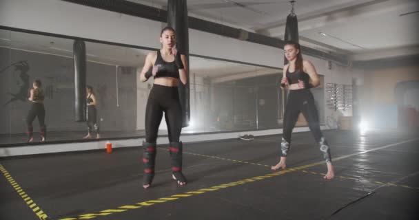 Zwei Mädchen Workout Der Turnhalle — Stockvideo
