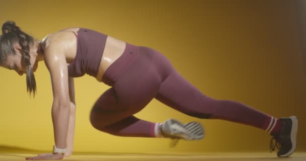 Ung Kvinnlig Gymnast Gör Buken Sträckor — Stockvideo
