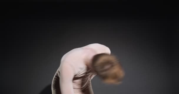 Homme Danse Avec Une Histoire Derrière Ralenti — Video