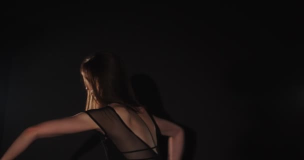 Балерина Текучими Движениями Студии Темном Фоне Силуэт — стоковое видео