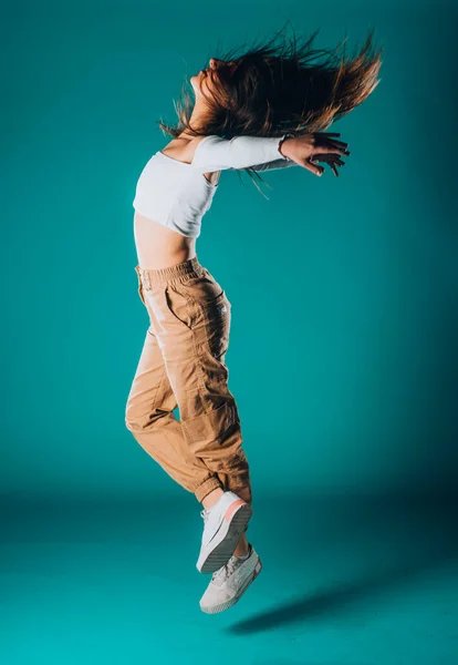 Jeune Danseuse Flexible Exécutant Mouvement Danse Élégant — Photo