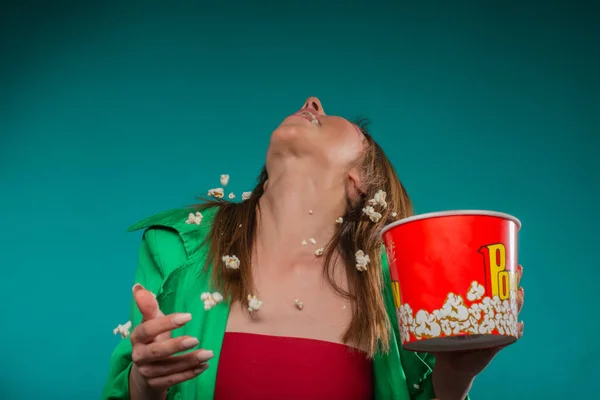 Gyönyörű Lány Hiányolja Összes Popcornt Amit Levegőbe Dobott — Stock Fotó