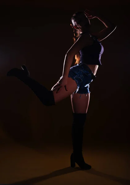 Kontrastreiches Silhouettenbild Eines Sexy Weiblichen Modells Das Auf Dunklem Hintergrund — Stockfoto