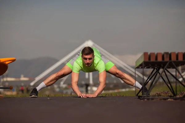 Schöner Männlicher Sportler Streckt Sich Vor Dem Training Den Rücken — Stockfoto