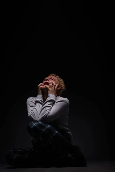 Depresyondaki Çocuk Acı Yüzünden Kendini Yaralarken Bağırıp Çağırıyor — Stok fotoğraf