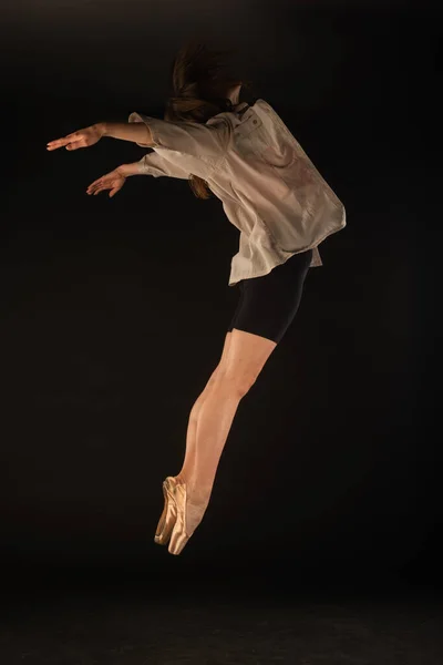 Ballerina Sta Avendo Perfetto Salto Balletto Mentre Posa — Foto Stock